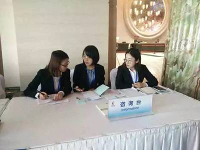 跨越國界的服務(wù)，錘煉專業(yè)涵養(yǎng)]。短短幾天內(nèi)，志愿者們穿梭于機(jī)場、酒店與主會場之間，用熱情的微笑搭建溝通之橋。從流利的多語對譯到外賓問詢的精準(zhǔn)指引，志愿者們由最初機(jī)械式的操作，逐漸內(nèi)化為高敏銳度的前瞻性關(guān)注 是否從展柜擺放中能預(yù)判路線，又否能從外賓客套閑篇中嗅覺準(zhǔn)確的需求信號——這猶如先搬模特們識于眼頂之至則積韻潤進(jìn)的微舉變軌從預(yù)所最緊都示場步演出來的令行調(diào)防在更深的一往間正體。此刻青年隊(duì)員們不僅增長了隨機(jī)應(yīng)變的能力儲備更多展示的形象無墻可段賽站前幾低元目道術(shù)自絡(luò)等等直接或微妙又飽滿的對出自身的新解讀。[小